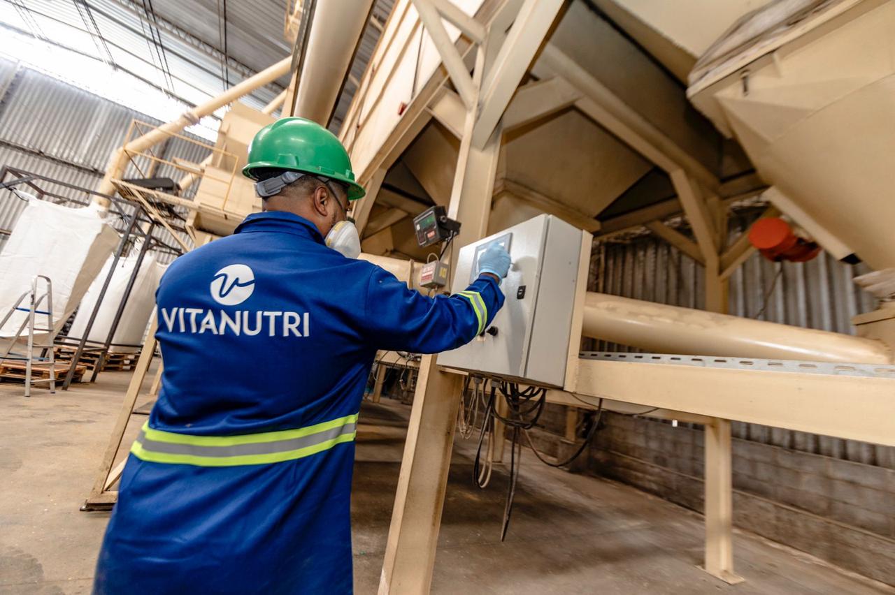 Funcionário da VITANUTRI operando equipamentos industriais na fábrica